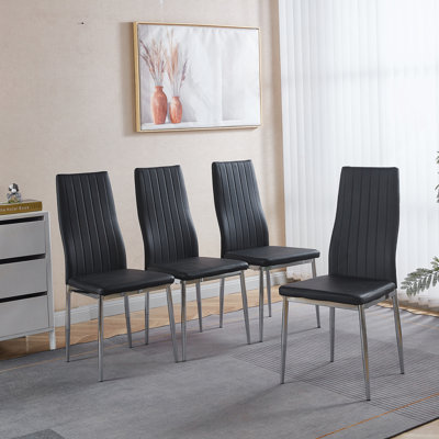 Ensemble de quatre chaises de salle à manger confortables avec pieds chromés et sièges noirs pour une expérience culinaire moderne