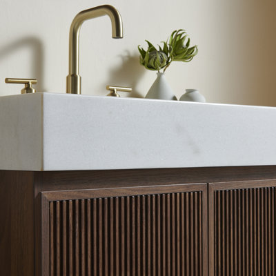 Meuble-lavabo LULA 30, sur pied, avec comptoir en marbre naturel blanc ivoire et lavabo en céramique, 3 trous prépercés pour robinetterie. Livré démonté, sans robinet ni bonde, fini noyer.