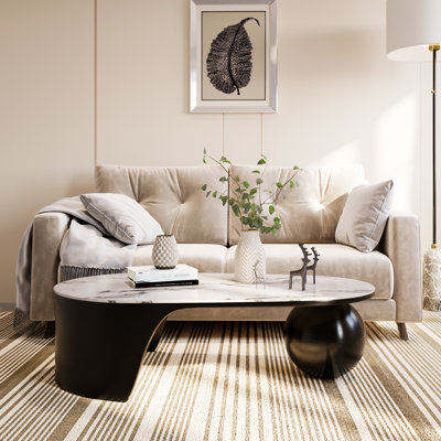 Table basse Designer 47 po, base en boule, surface en marbre blanc, structure en métal noir mat, décoration intérieure