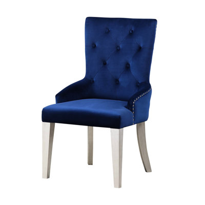 Chaise en tissu bleu avec dossier haut, finition platine antique, siège de salle à manger standard fixe, siège rembourré à motif uni et garniture cloutée, anneau extérieur à tirer, tablier, bouton, accoudoir bas, bois