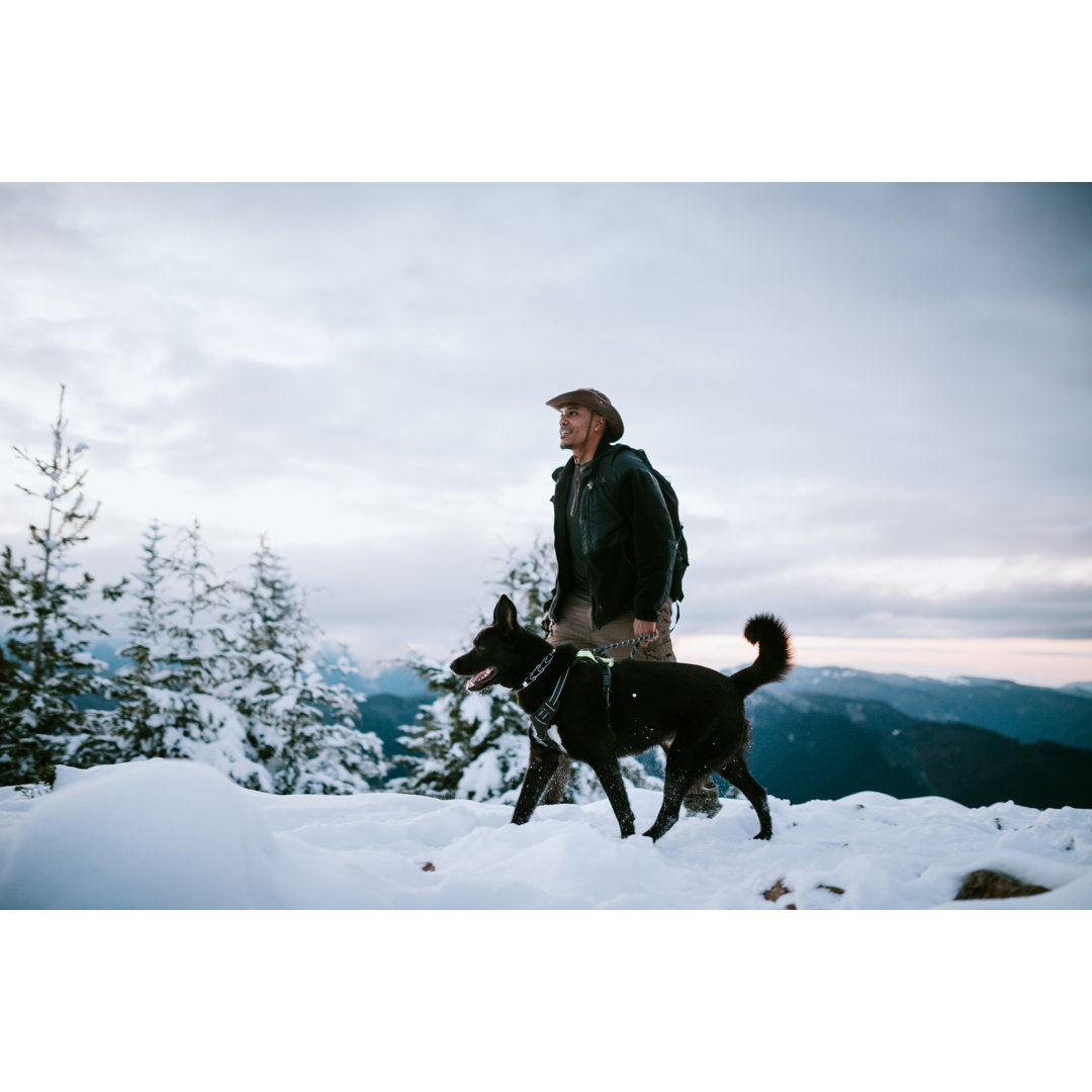 Wanderer und Hund im Schnee