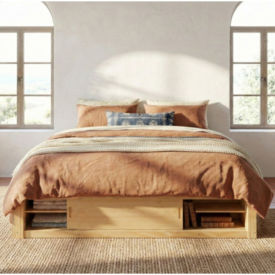 Structure de lit plateforme grand format avec 4 tiroirs de rangement et un casier de rangement au pied de lit, sans tête de lit, design moderne et peu encombrant - naturel