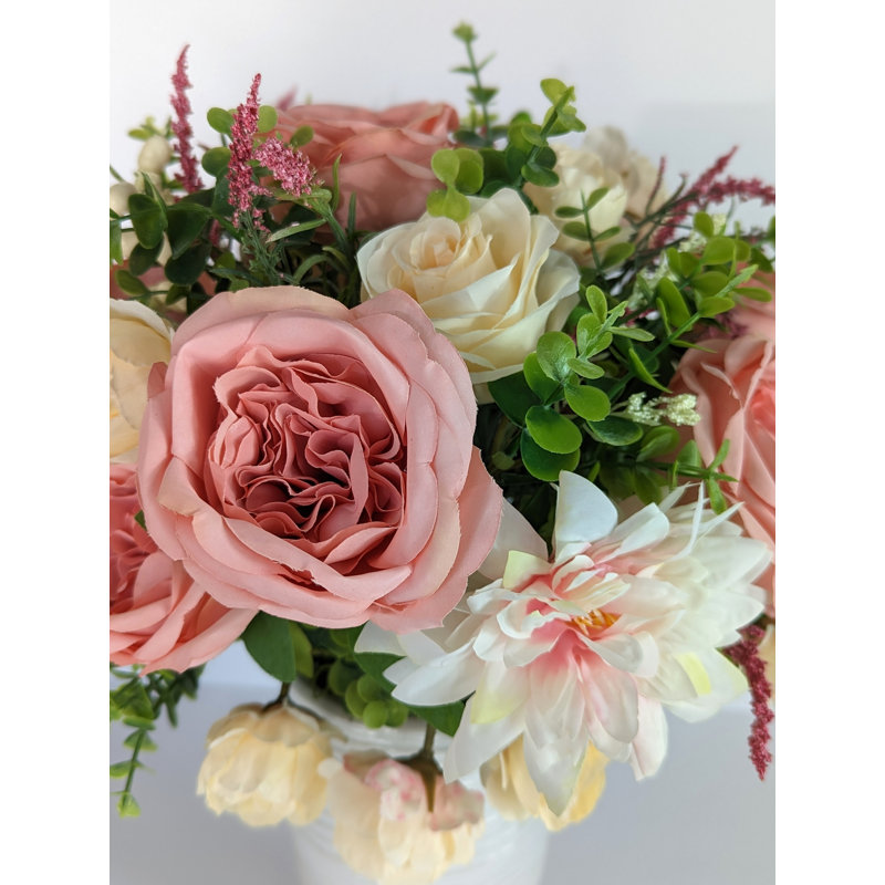 Arrangement de soie mélangée dans un vase