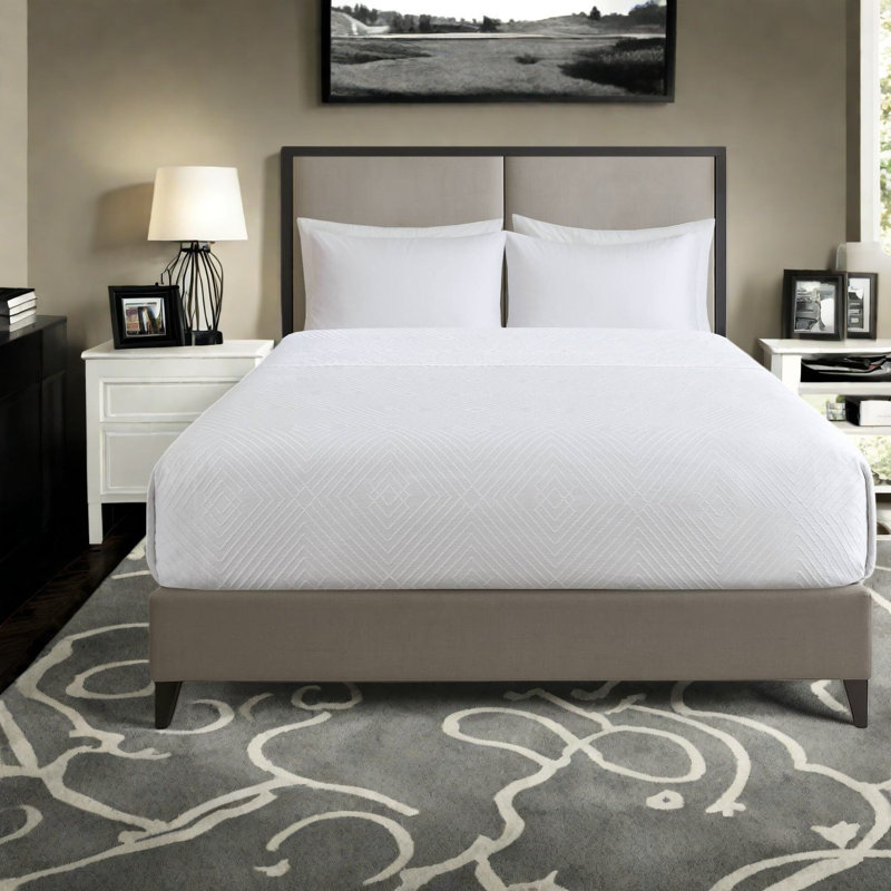 Durable King Bedding Sets, Polyester Coverlet With Elegant White Design For Modern Homes