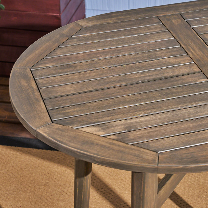 Table de bar d'extérieur en bois avec attrait rustique - plateau à lattes et structure de lattes de patio grises pour un salon contemporain