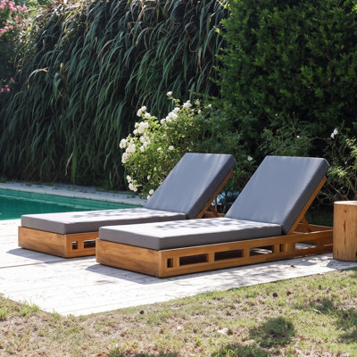 Chaise longue en bois d'acacia de patio Vane avec dossier et coussin réglables
