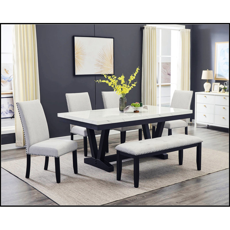 Chaises d'appoint modernes gris clair avec revêtement complet, garniture cloutée et structure en bois robuste pour un repas élégant