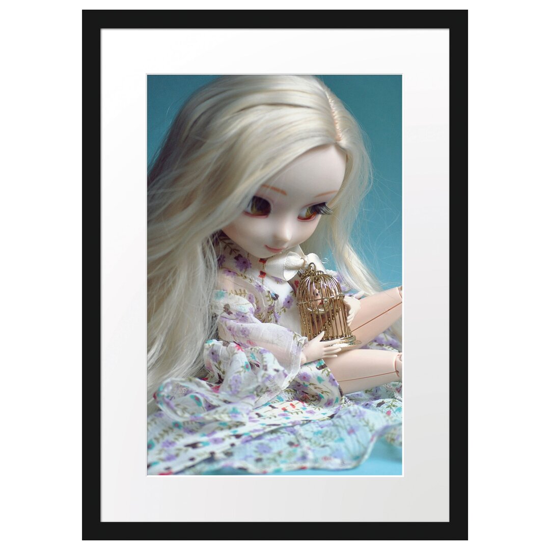 Gerahmtes Poster Blonde Pullip-Puppe mit Vogelkäfig