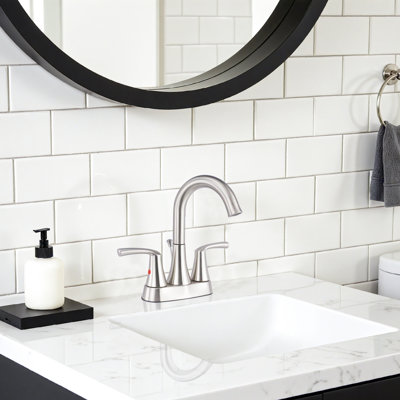 Robinet de lavabo de salle de bain central à 4 poignées 4 po avec bec pivotant à arc élevé et ensemble de drain, nickel brossé