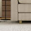 Salon moderne beige avec assise confortable et profonde en tissu haut de gamme