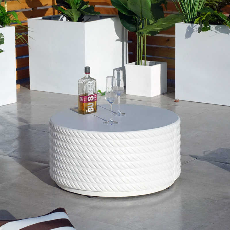 Belle table basse blanche imperméable