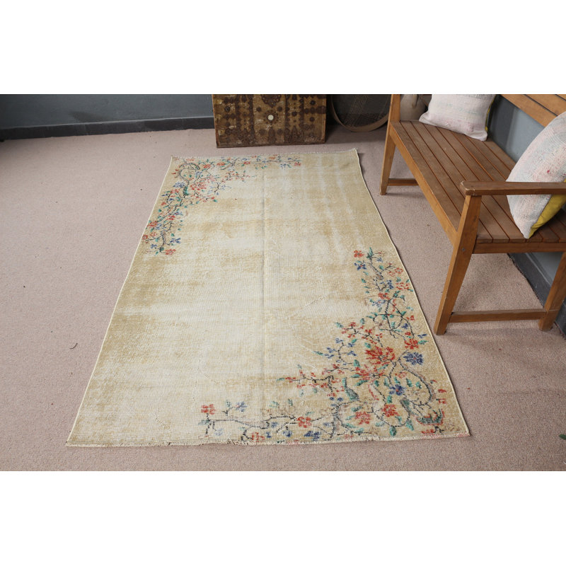 Tapis turc rétro fabriqué à la main avec un motif floral parfait pour tout espace de vie