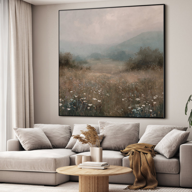 Impression sur toile extra large - Misty Wildflower Valley, paysage de campagne pastel douce pour des intérieurs rustiques et sereins, décoration pour le salon ou la chambre à coucher