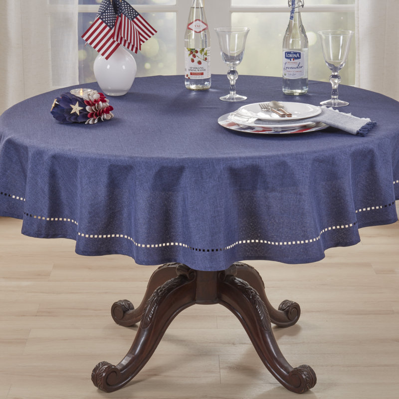Nappe unie texturée unie avec drapé épuré, bordure décorative minimale et style polyvalent pour les repas et les réceptions, 60 po