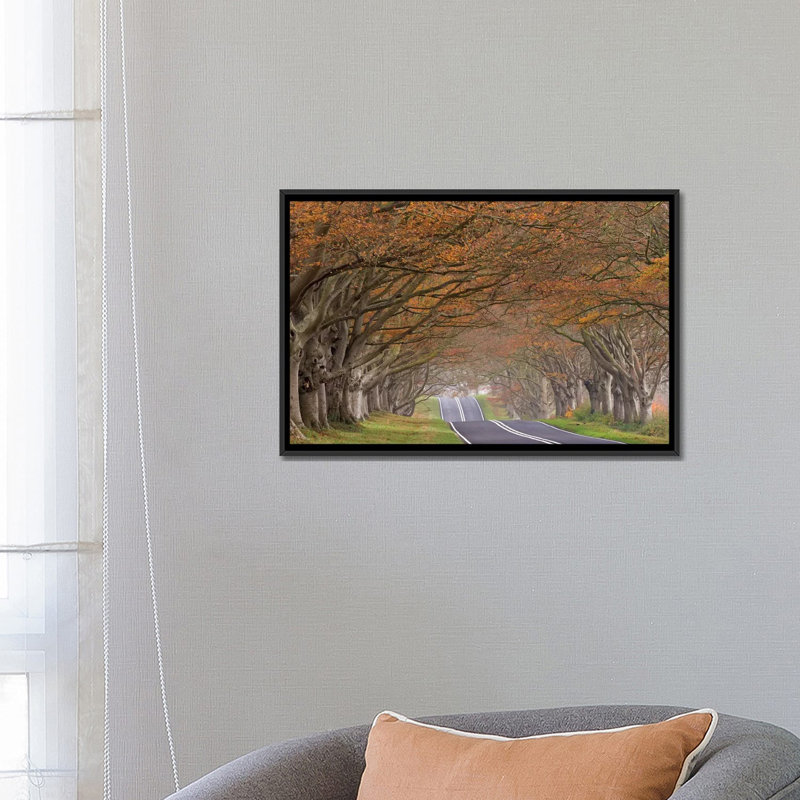 « through the tunnel », reproduction de photo sur toile tendue, H 18 po x l 26 po x P 1,5 po, Toile avec cadre noir