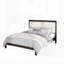 Structure de lit plateforme en bois massif avec tête de lit tapissier en velours beige, sans sommier tapissier, alliant durabilité et confort pour une nuit de sommeil réparatrice