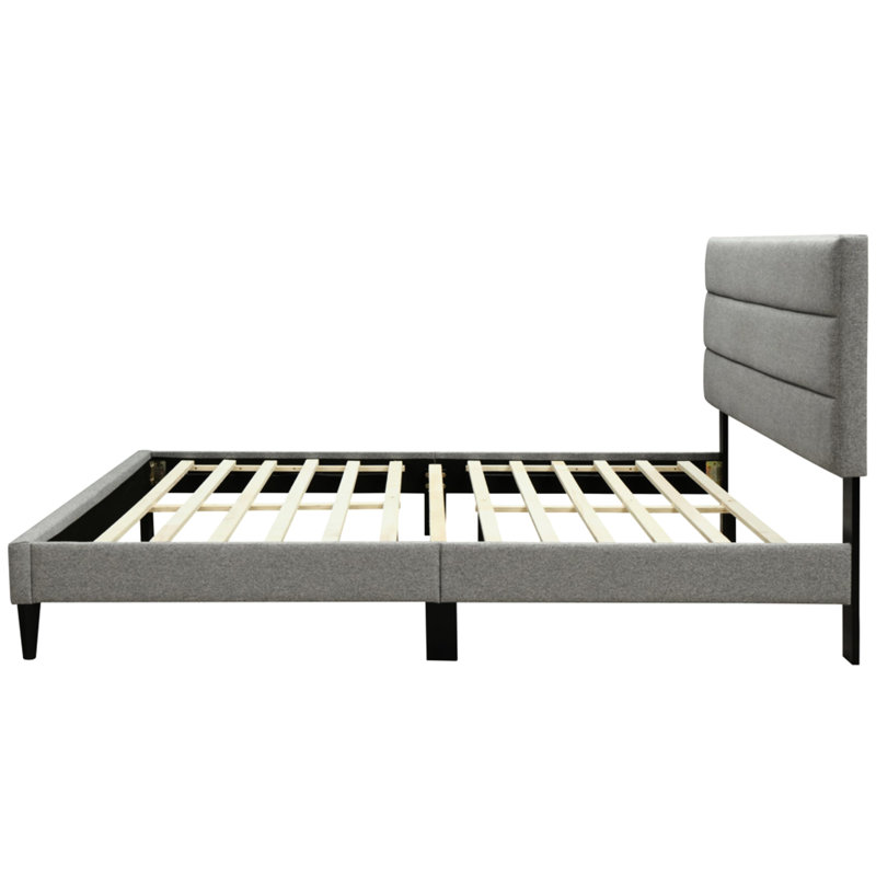 Très grand lit dans une boîte avec tête de lit gris