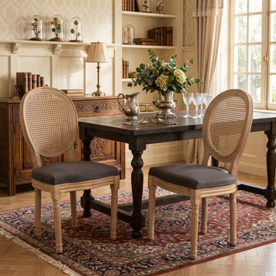Ensemble de 2 chaises de salle à manger de style français, structure en bois massif avec finition antique, chaises à dossier en rotin revêtu de lin pour la salle à manger et la cuisine