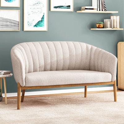 Mid-Century moderne en beige, surpiqûres en canaux, pieds en bois d'hévéa brun, assemblage requis beige avec coutures et style