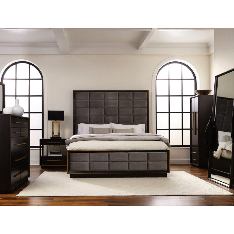Très grand lit à panneau très grand avec revêtement gris, base en grains de poivre fumé, style moderne, doux, motifs rectangulaires, côtés en canaux, garniture dorée, formes audacieuses, capitonnage, accents
