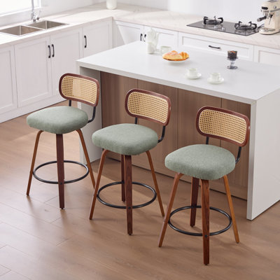 Tabourets de bar de style moderne Mid-Century de 26 po de hauteur avec dossier en canne et pieds en bois de noyer