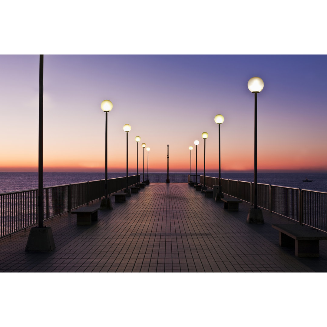 Pier bei Sonnenuntergang von Claudio.arnese - Leinwandbild