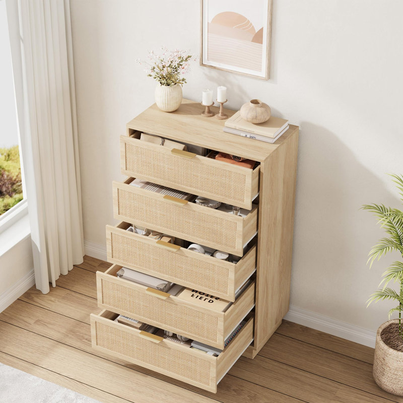 Table de chevet moderne de style milieu du siècle, large de 76 cm, avec 5 tiroirs et poignées en métal, en bois beige, idéale pour la chambre, le salon ou le dressing.