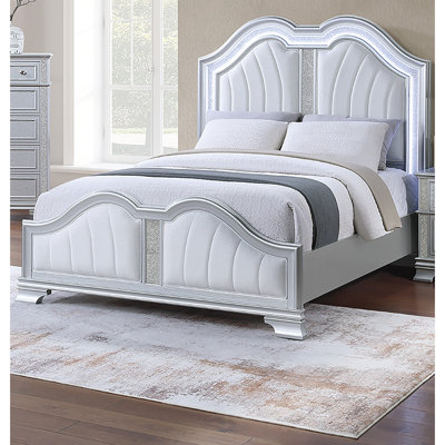 Lit contemporain de très grande taille avec finition argentée, lumières à DEL intégrées, silhouette et rayures scintillantes sur un revêtement en tissu doux de style chambre à coucher,