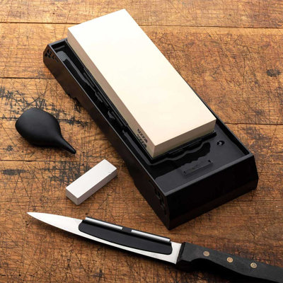 Ensemble d'aiguiseur de couteaux Whetstone - Ensemble de 5 pièces de pierres à aiguiser avec grès à facettes XL 6000/1000, base antidérapante, boule de compression d'eau, pince à enfoncer et pierre de nettoyage par Kings County Tools