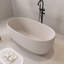 Baignoire de trempage en pierre autoportante 51 po moderne à surface solide avec trop-plein et bonde escamotable-125100185