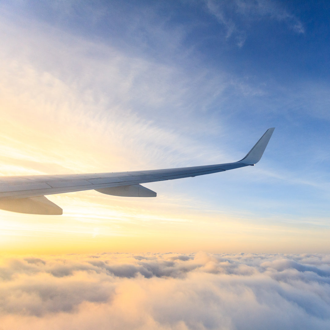 Flugzeugflügel an einem sonnigen, aber bewölkten Tag