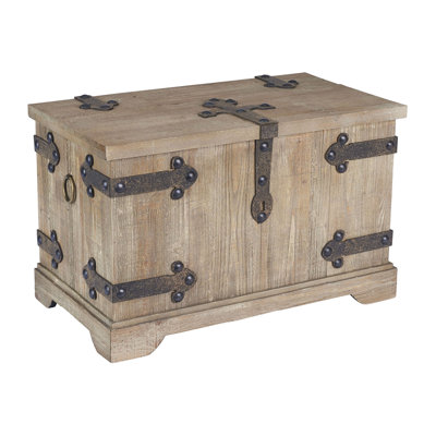 Petit coffre décoratif de style victorien en bois de sapin chinois à finition bois vieilli avec détails en métal, couvercle à ouverture complète, conception robuste et poignées anneaux Metson