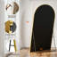 Miroir surdimensionné arqué en métal surdimensionné-538980989-570231696