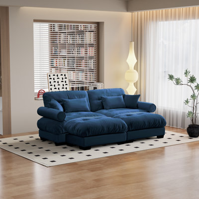Canapé moderne à trois places en velours avec accoudoirs cylindriques, coussins de taille et de coussin, siège enveloppant et confortable, avec deux repose-pieds assortis.