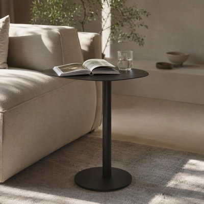 Table d'appoint minimaliste à plateau irrégulier, table d'appoint autoportante entièrement en métal, table de chevet noire en forme de C pour salon ou chambre.