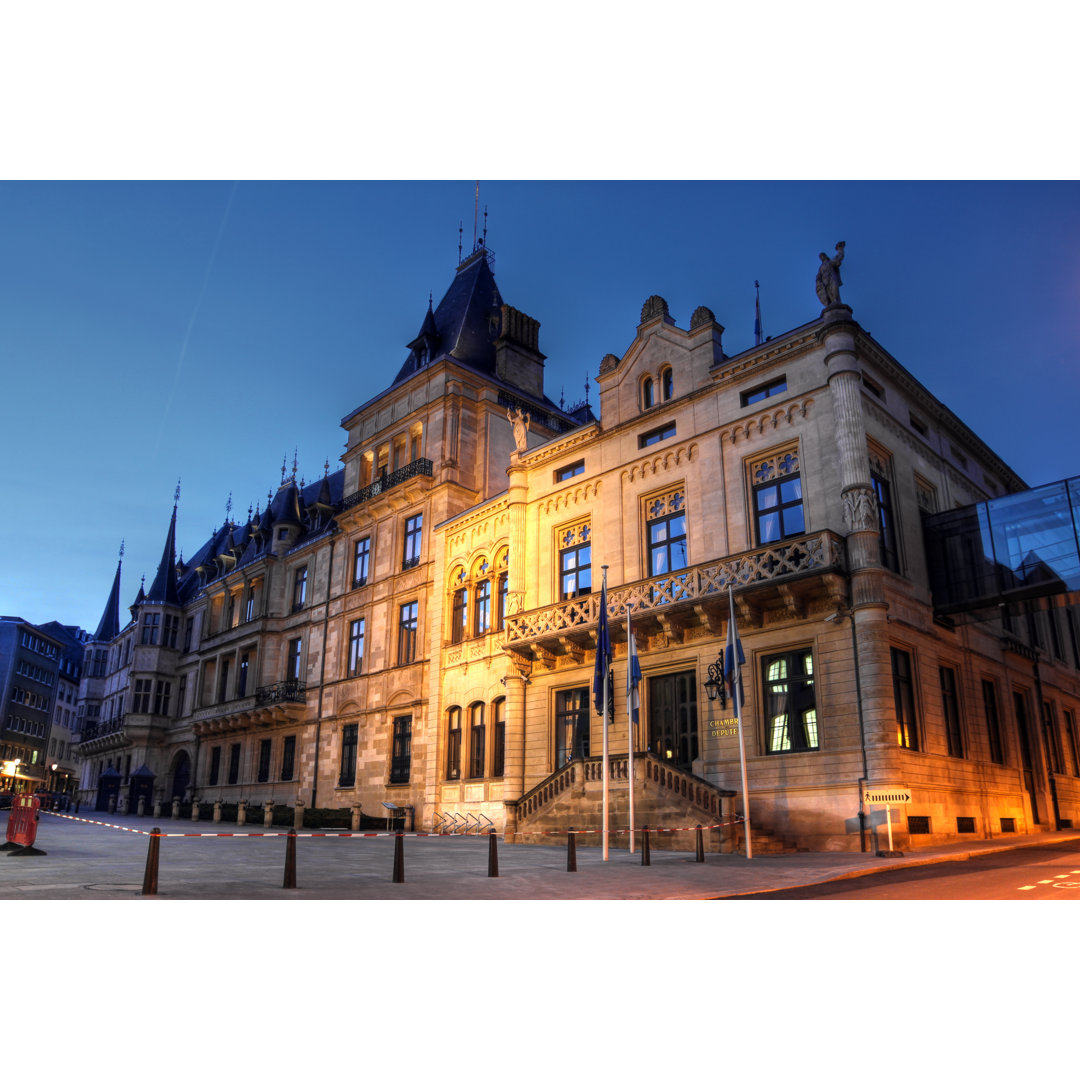 Großherzoglicher Palast, Luxemburg von Bogdan Lazar - Kunstdrucke auf Leinwand