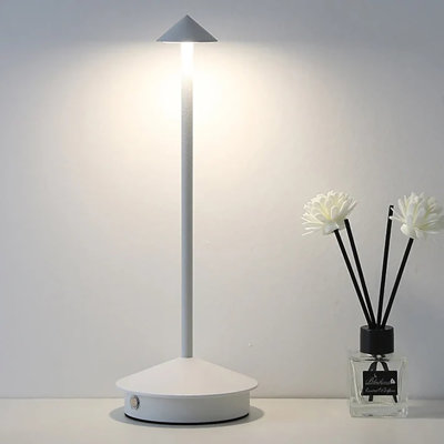  Lampe de table Pinnacle de conception minimaliste moderne, base conique, abat-jour pyramide inversée, idéale pour les espaces contemporains
