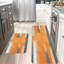 Ensemble de 2 tapis de cuisine abstraits orange et gris