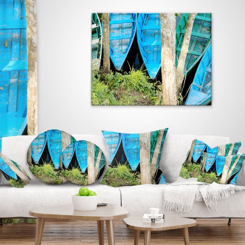 Bateaux bleus sur le lac Phewa - Coussin imprimé bateaux, 16 po x 1 po, Coussin décoratif