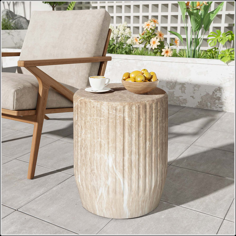Table d'appoint d'extérieur sculptée Cicci, en béton léger, multifonctionnelle, durable et élégante pour une utilisation intérieure et extérieure