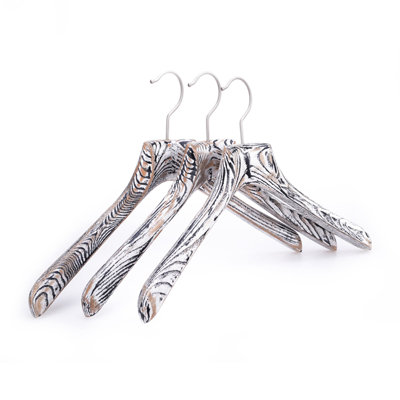Cintre en bois massif avec motif zébré Betterall pour le rangement des vêtements et des vêtements