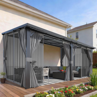 Pergola d'extérieur robuste à toit rigide avec rideaux et filet