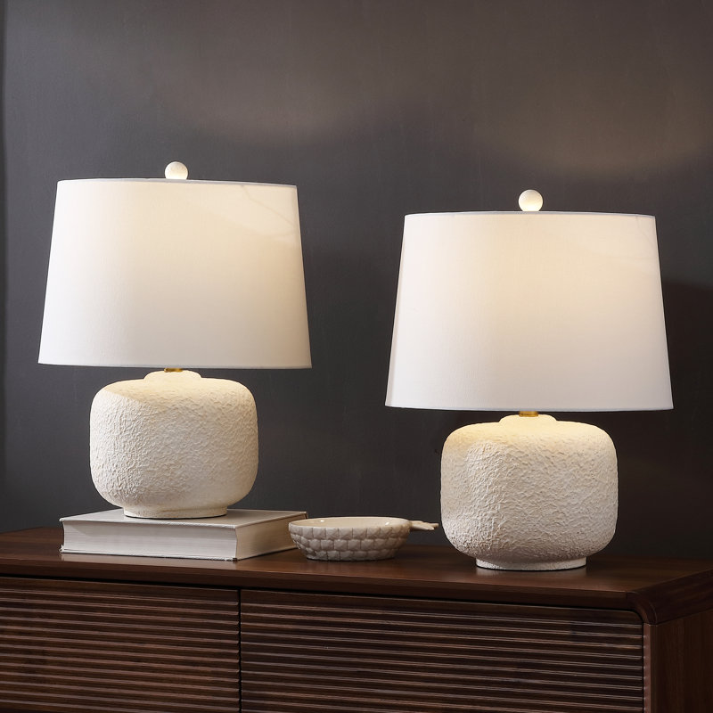Lampe de table à barreau rond en résine texturée et en métal 20 po Qualm, Blanc antique