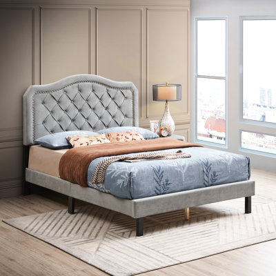 Grand lit plateforme à boutons en velours gris, structure en lattes de bois, assemblage rapide avec revêtement, base solide, embouts simples