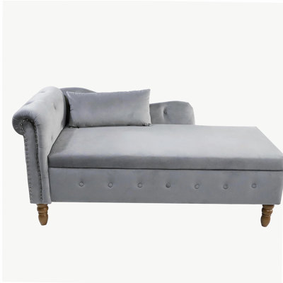 Chaise longue grise pour l'intérieur, fauteuil en velours pour la chambre à coucher avec rangement et oreiller, chaise longue à accoudoirs roulés pour dormir avec garniture cloutée pour le bureau de la chambre à coucher