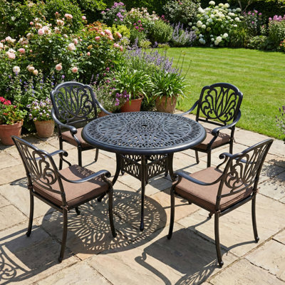 4 - Person Patio Dining Set with Round Table