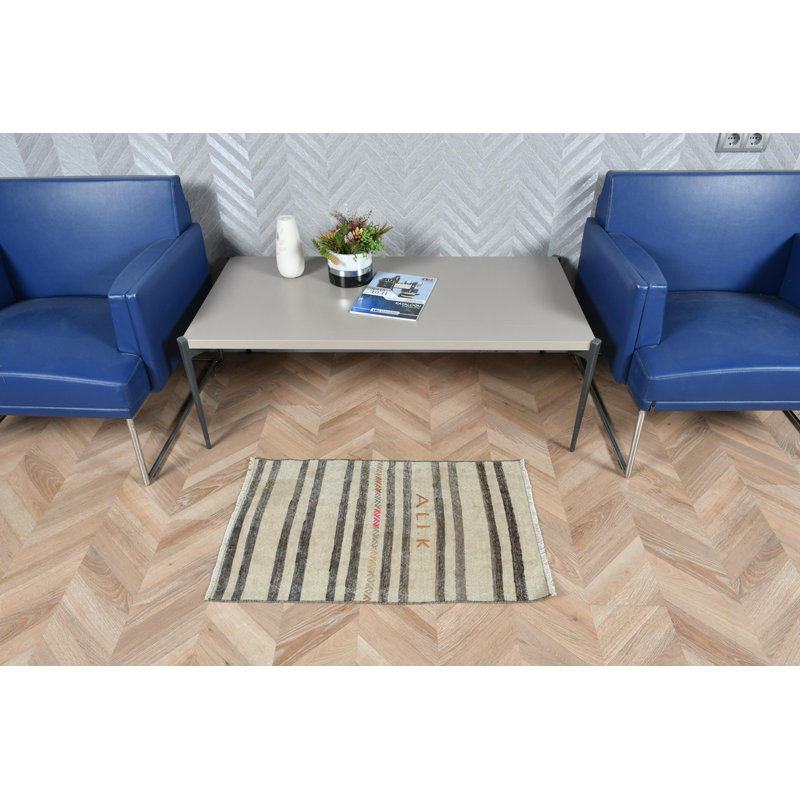 Tapis kilim beige noué à la main de Turquie idéal pour les salles de bain avec un motif rayé rétro de petite taille