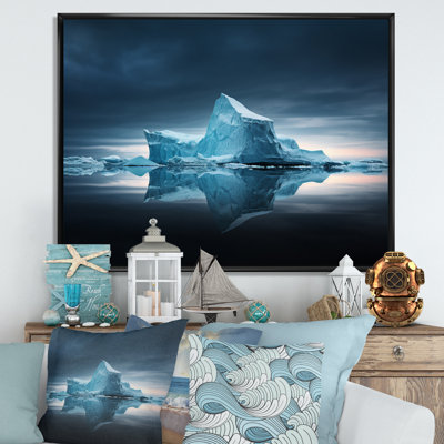 Réflexions de cristal d'iceberg bleues et noires