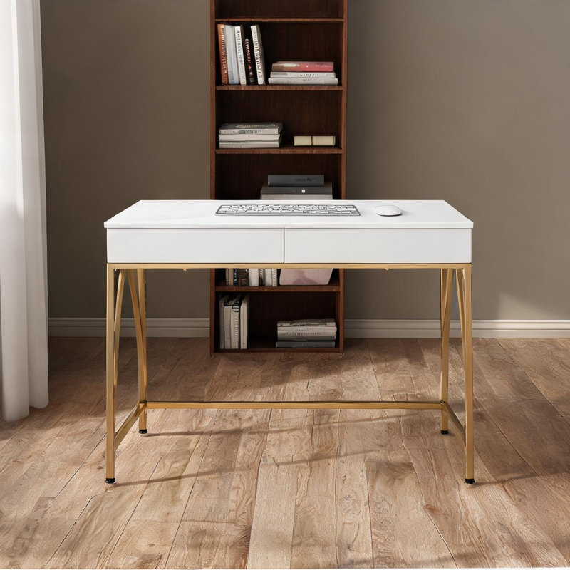 Bureau combinant rangement et largeur de 62 pouces avec piètement en acier doré et deux tiroirs (voir photo).