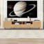 Meuble télé moderne en rotin avec armoires de rangement et tablettes ouvertes pour le salon ou la chambre à coucher